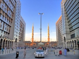 Boulevard Kota Madinah Dengan Masjid Nabawi di Latar Belakang