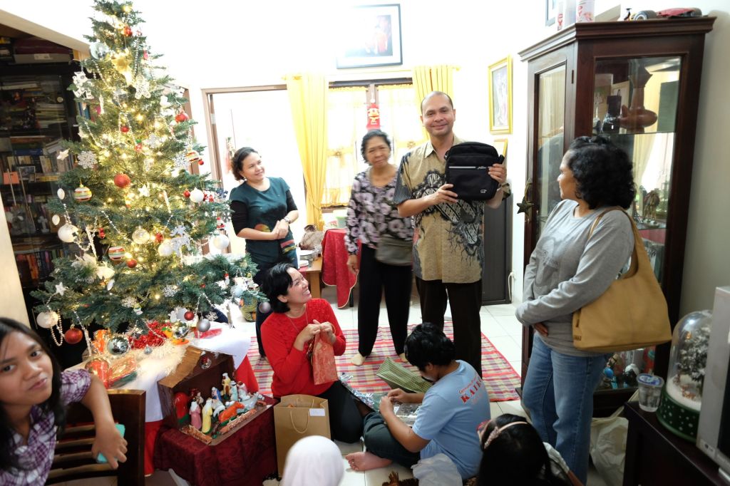 Mas Barry is Happy with Our Christmas Gift!