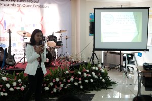 Aya presenting her personal project in front of audience