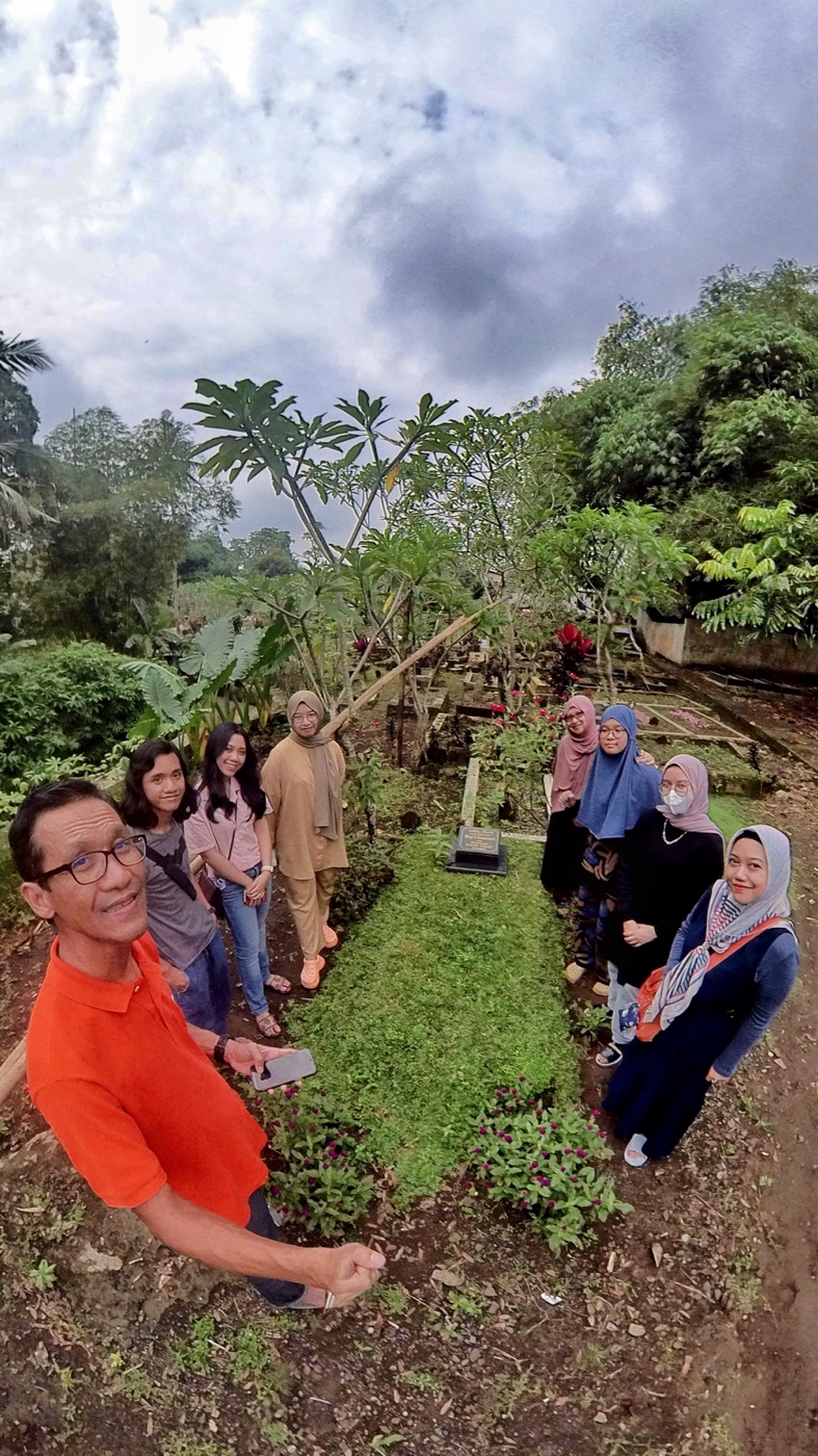 Mengajak Anak-anak ke Makam Pakde&nbsp;Oyi
